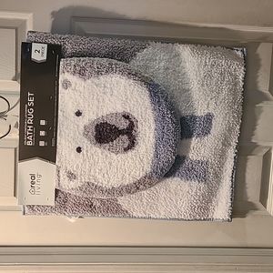 Nwt xmas bathroom rug set.